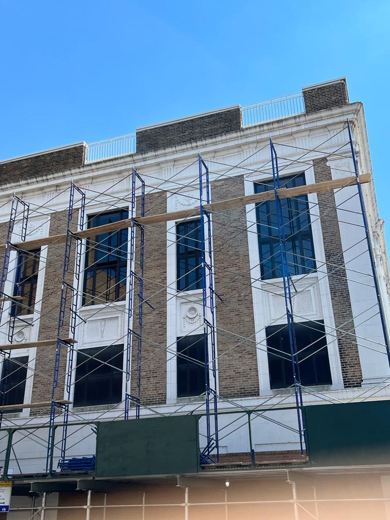 setting scaffolding on building in brooklyn